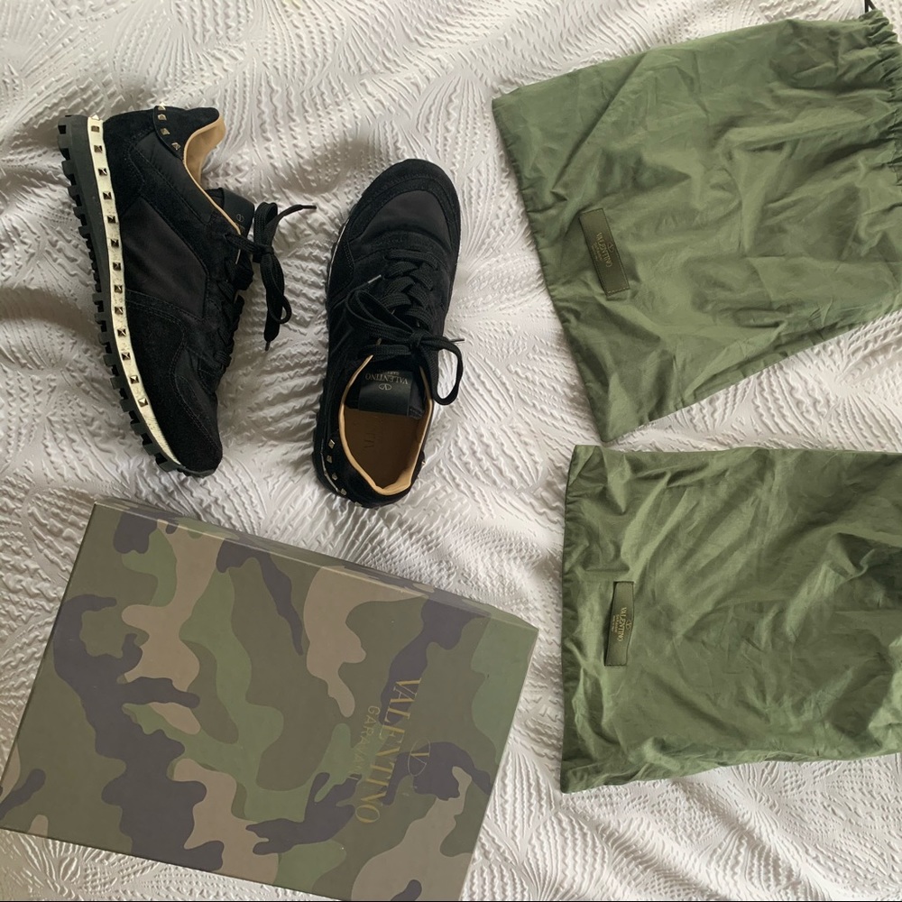 Black/ Studded Valentino Sneakers 😽🖤👟